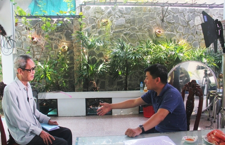 Nhà biên kịch- TS. Bùi Chí Trung (phải) đang phỏng vấn Thầy thuốc ưu tú Nguyễn Hồng Trung- nguyên Giám đốc Sở Y tế tỉnh Vĩnh Long.