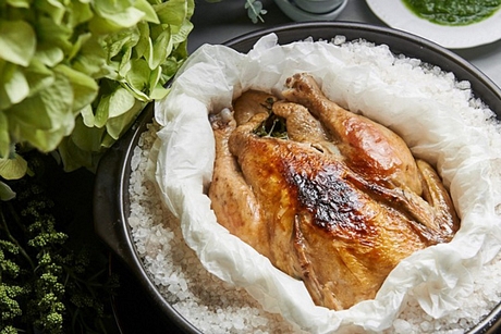 Muối thô hoạt động như một chất cách điện, ngăn không cho nhiệt trực tiếp từ bếp đến gà. Kết quả là thịt gà chín đều, ngon ngọt và mềm. Nó cũng cung cấp hương vị khói không thể nhầm lẫn với món gà nướng kiểu khác.