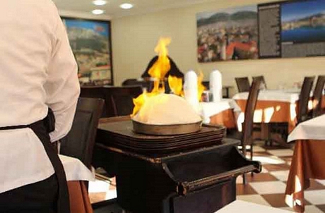 Ở một số nhà hàng, người ta còn thêm bước đốt cháy muối bên ngoài để tạo sự ấn tượng với khách hàng.