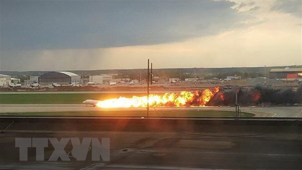 Máy bay chở khách bốc cháy dữ dội tại sân bay Sheremetyevo ở Khimki, Nga ngày 5/5. (Nguồn: THX/TTXVN)