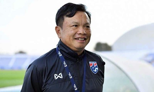 HLV Sirisak chưa có bằng chuyên nghiệp để có thể dẫn dắt đội tuyển Thái Lan ở các giải đấu thuộc hệ thống FIFA