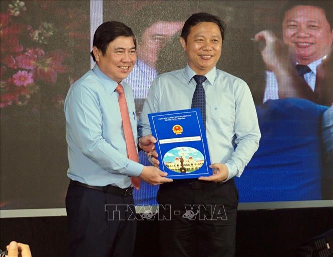 Chủ tịch UBND Thành phố Hồ Chí Minh Nguyễn Thành Phong trao Quyết định Thành lập Trung tâm Báo chí Thành phố Hồ Chí Minh cho lãnh đạo Sở Thông tin và Truyền thông Thành phố.