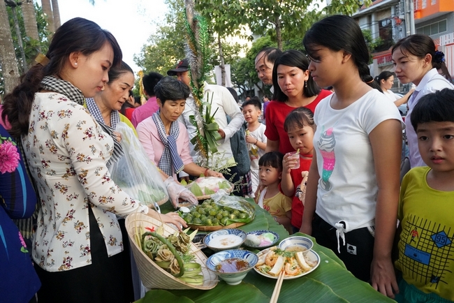 Tham gia phục vụ phố ẩm thực có hơn 100 hội viên Hội Phụ nữ thành phố trong trang phục áo bà ba, khăn rằn ấn tượng.