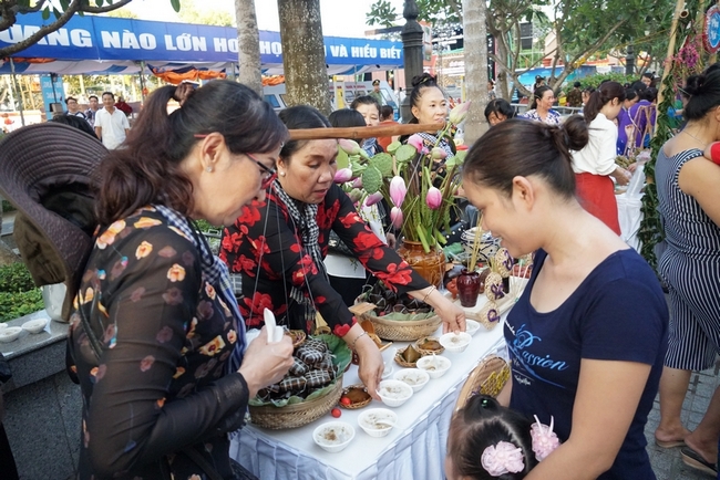Tham gia phục vụ phố ẩm thực có hơn 100 hội viên Hội Phụ nữ thành phố trong trang phục áo bà ba, khăn rằn ấn tượng.