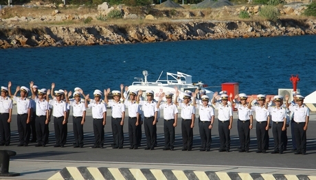 Chiến sĩ hải quân đứng ở cầu cảng chào tiễn đoàn ra khơi.