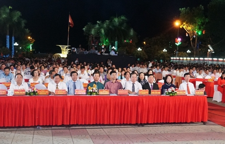 Đông đảo đại biểu và nhân dân dự lễ kỷ niệm.