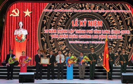 Ông Võ Văn Thưởng- Ủy viên Bộ Chính Trị, Bí thư Trung ương Đảng, Trưởng Ban Tuyên giáo Trung ương trao Huân chương Lao động hạng ba cho TP Vĩnh Long