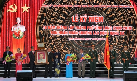 Bà Đặng Thị Ngọc Thịnh- Ủy viên BCH Trung ương Đảng, Phó Chủ tịch nước tặng chân dung Chủ tịch Hồ Chí Minh cho TP Vĩnh Long.