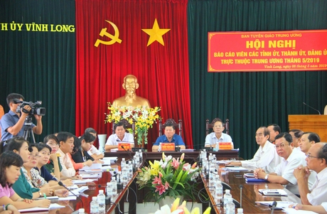 Bí thư Tỉnh ủy- Trần Văn Rón và các đại biểu, báo cáo viên tham dự hội nghị tại điểm cầu tỉnh Vĩnh Long.