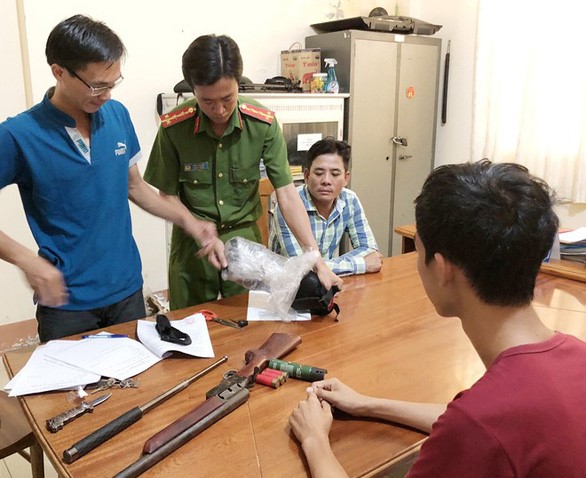Đối tượng Nguyễn Văn Gấm (áo carô) - kẻ nổ súng bắn người tại trường gà - Ảnh: N.HÙNG