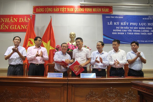 Đại diện chính quyền tỉnh Tiền Giang ký hợp đồng phụ lục với các nhà đầu tư - Ảnh: THANH TÚ