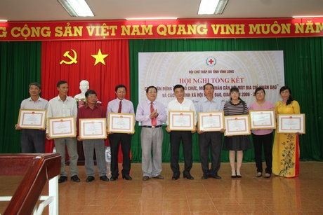 Dịp này, Trung ương Hội Chữ thập đỏ Việt Nam; UBND tỉnh Vĩnh Long trao bằng khen cho các tổ chức, cá nhân có thành tích xuất sắc.