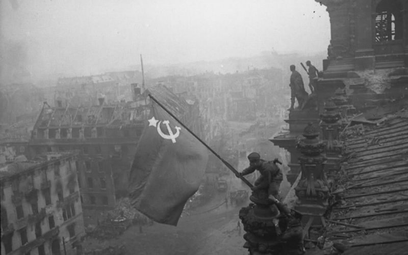 Hồng quân Liên Xô cắm cờ Chiến thắng trên nóc tòa nhà Quốc hội Đức. Ảnh: TASS