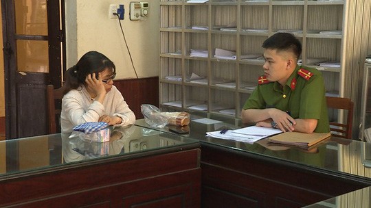Trần Thị Huyền Trang tại cơ quan công an
