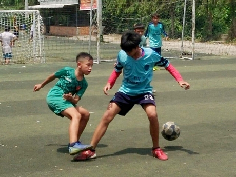 Các cầu thủ trẻ thi đấu tại Giải bóng đá U16 huyện Bình Tân mở rộng 2019.