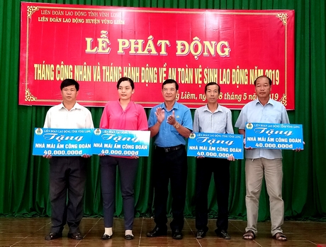 Ông Huỳnh Bá Long- Chủ tịch Liên đoàn Lao động tỉnh trao tặng 4 “Mái ấm Công đoàn” cho đoàn viên có hoàn cảnh khó khăn.