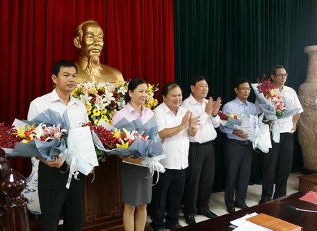 Bí thư Tỉnh ủy- Trần Văn Rón và Phó Bí thư Tỉnh ủy, Chủ tịch UBND tỉnh- Nguyễn Văn Quang trao quyết định cho các đồng chí được luân chuyển, điều động, bổ nhiệm.