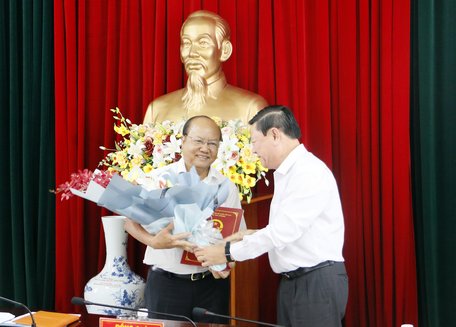 Bí thư Tỉnh ủy- Trần Văn Rón trao quyết định nghỉ hưu cho đồng chí Lê Quang Nguyên- Giám đốc Đài Phát thanh- Truyền hình Vĩnh Long.