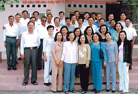 Đồng chí Nguyễn Văn Quân- nguyên Ủy viên BCH Trung ương Đảng, Bí thư Tỉnh ủy Vĩnh Long (dấu X, hàng thứ ba) cùng thầy cô và các bạn lớp 12B. Ảnh chụp năm 2004.