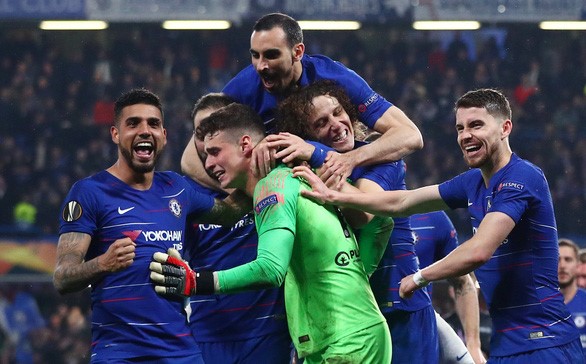 Các cầu thủ Chelsea ăn mừng chiếc vé vào chung kết Europa League - Ảnh: REUTERS