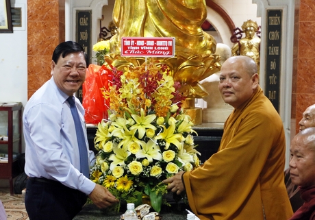 Bí thư Tỉnh ủy- Trần Văn Rón tặng hoa chúc mừng Ban Trị sự Giáo hội Phật giáo Việt Nam tỉnh.