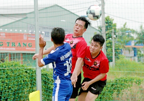 Pha tranh bóng giữa ĐTDĐ Hùng Phát (áo xanh) thắng Hoàng Hưng FC trận tranh hạng ba.