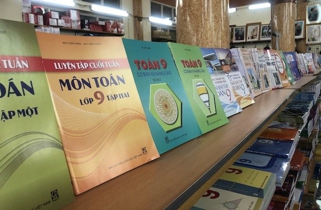Sách giáo khoa, sách tham khảo được bày bán tại các nhà sách