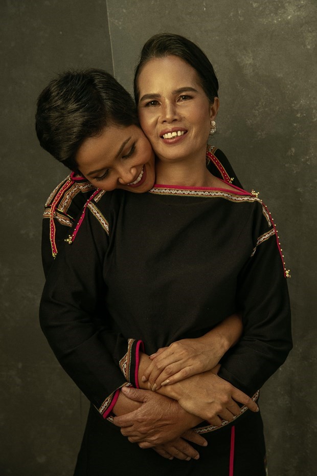 Mẹ và HHen Niê. (Ảnh: Milo Trần/Vietnam+)