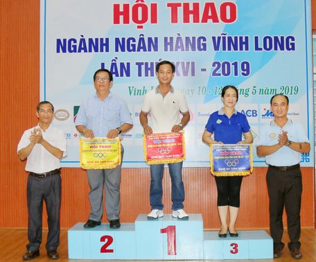 Ông Nguyễn Trọng Nghiệp- Giám đốc Ngân hàng Nhà nước chi nhánh Vĩnh Long (trái) trao thưởng giải toàn đoàn cho các đơn vị.