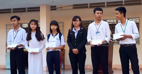 Đại diện Công ty TNHH May mặc Leader Việt Nam trao học bổng cho học sinh THCS- THPT Hiếu Nhơn.