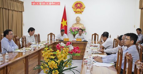 Ông Lữ Quang Ngời- Phó Chủ tịch UBND tỉnh chủ trì hội nghị trực tuyến tại điểm cầu Vĩnh Long.