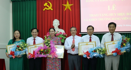 Khen thưởng 12 đảng viên hoàn thành xuất sắc nhiệm vụ 5 năm (2014- 2018)