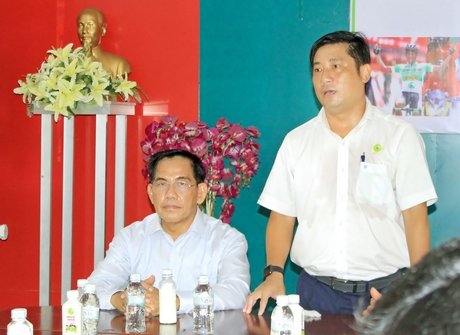 Ông Châu Minh Chinh- Tổng Giám đốc Công ty TNHH RDCO- nhà tài trợ cho đội xe đạp RDCO Vĩnh Long phát biểu trong buổi mừng công.