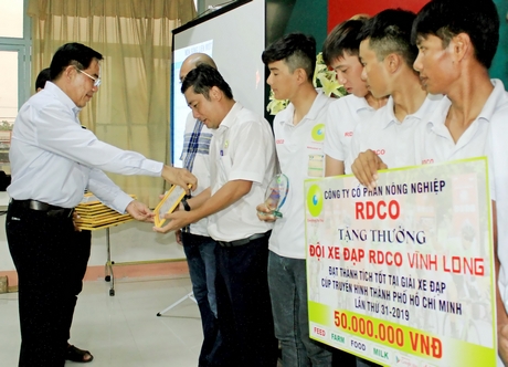 Ông Nguyễn Văn Thanh- nguyên Phó Chủ tịch UBND tỉnh- Chủ tịch Liên đoàn Xe đạp- mô tô thể thao Vĩnh Long trao giấy khen cho đội Xe đạp RDCO Vĩnh Long