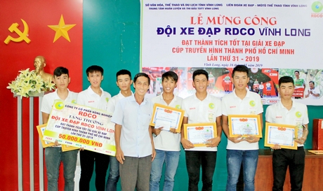 Công ty TNHH Phú Minh Nhật thưởng 10 triệu đồng cho đội Xe đạp RDCO Vĩnh Long.