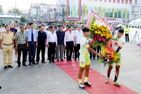 BTC giải và đại diện các tay đua dâng hoa tại tượng đài Bác Tôn Đức Thắng (TP Long Xuyên- An Giang) trước giờ khai mạc.