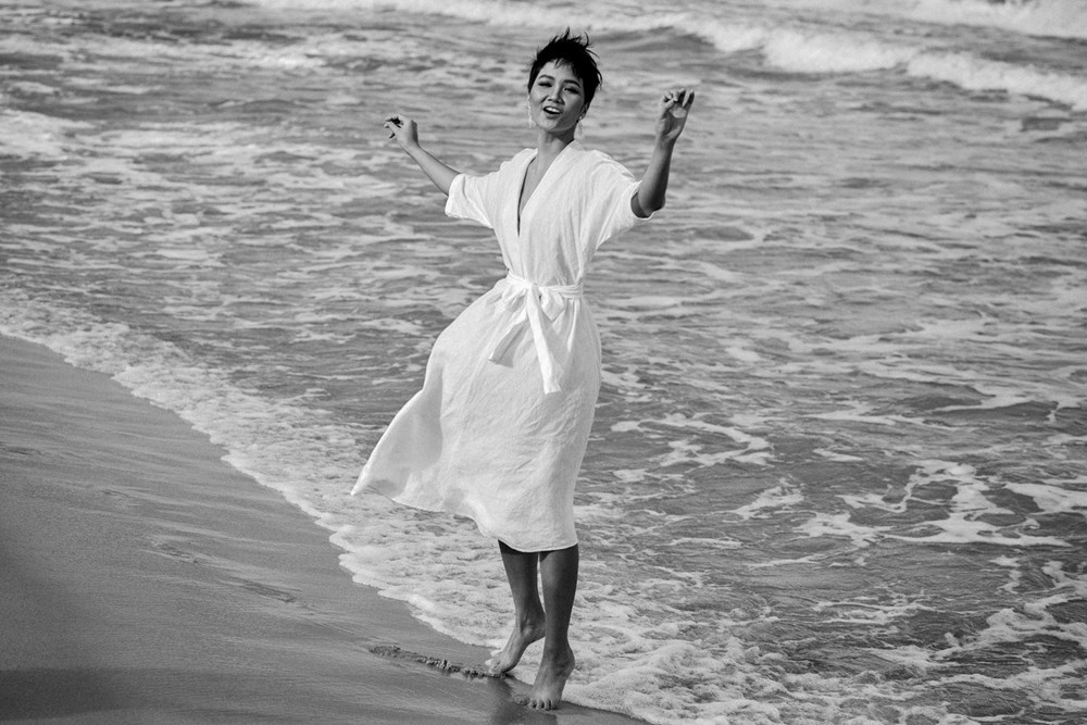  Khoảnh khắc cô thích thú chơi đùa với biển đã được nhiếp ảnh gia nhanh tay chụp lại một cách ngẫu hứng. (Ảnh: Hồ Quốc Hoàng/Vietnam+)