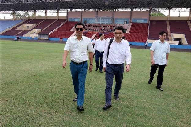 Tổng thư ký VFF Lê Hoài Anh (phải) dẫn đầu đoàn công tác của VFF đã có mặt tại SVĐ Việt Trì. Ảnh: VFF