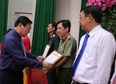 Bí thư Tỉnh ủy- Trần Văn Rón trao bằng khen biểu dương các tập thể tiêu biểu xuất sắc