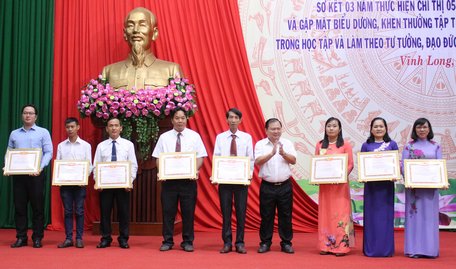Phó Bí thư Tỉnh ủy, Chủ tịch UBND tỉnh- Nguyễn Văn Quang trao bằng khen biểu dương các tập thể tiêu biểu xuất sắc