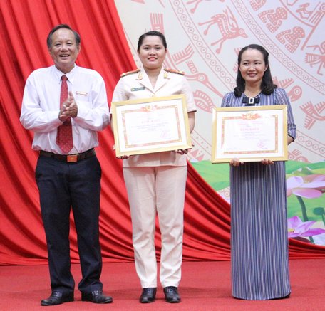 Trưởng ban Tuyên giáo Tỉnh ủy- Nguyễn Bách Khoa trao giải cho tập thể, cá nhân đạt giải nhất hội thi báo công dâng Bác