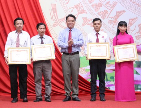 Phó Chủ tịch UBND tỉnh- Lữ Quang Ngời trao giải cho các cá nhân, tập thể đạt nhì giải hội thi báo công dâng Bác