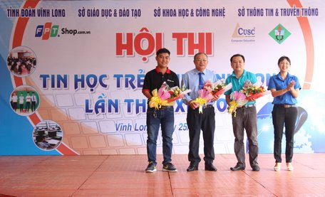 Phó Bí thư Tỉnh đoàn- Nguyễn Thụy Yến Phương tặng hoa tri ân các nhà tài trợ.