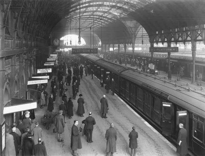 Các hành khách và nhân viên nhà ga dành 2 phút im lặng trong lễ kỷ niệm đầu tiên Hiệp định đình chiến ở ga Paddington, London, Anh ngày 11/11/1919.