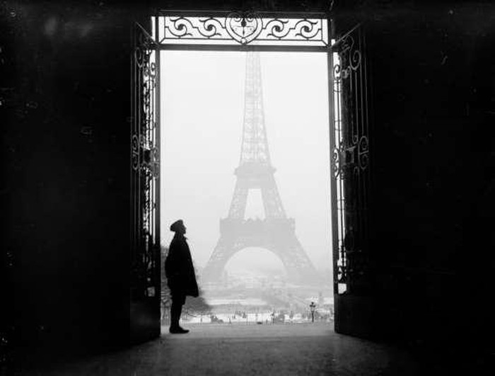Quang cảnh tháp Effeil nhìn qua cánh cửa của Cung điện Trocadero ở Paris, Pháp vào tháng 3/1919. 7 năm sau, nơi này đã được thay thế bằng Điện Chaillot.