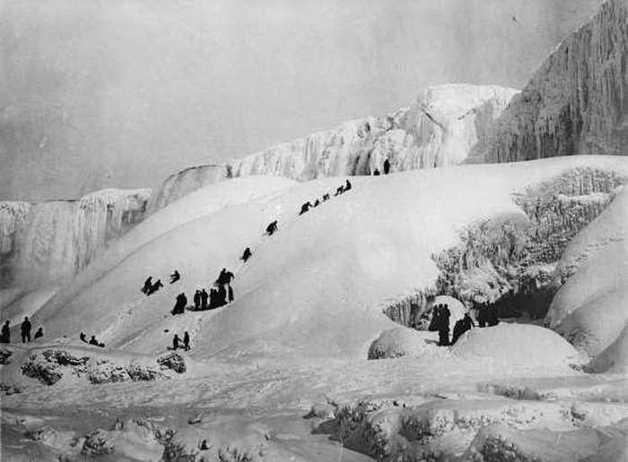 Mọi người đang chơi đùa ở thác nước Niagara đóng băng năm 1919./