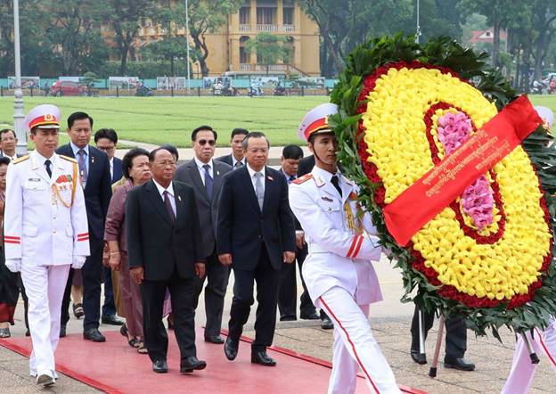 Sáng 29/5, tại Hà Nội, Chủ tịch Quốc hội Vương quốc Campuchia Samdech Heng Samrin và Phu nhân đến đặt vòng hoa và vào Lăng viếng Chủ tịch Hồ Chí Minh. (Ảnh: Văn Điệp/TTXVN)