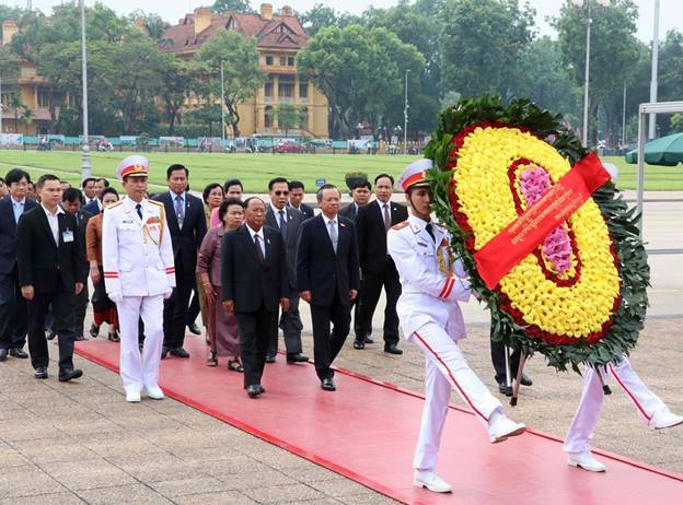  Sáng 29/5, tại Hà Nội, Chủ tịch Quốc hội Vương quốc Campuchia Samdech Heng Samrin và Phu nhân đến đặt vòng hoa và vào Lăng viếng Chủ tịch Hồ Chí Minh. (Ảnh: Văn Điệp/TTXVN)