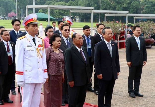  Sáng 29/5, tại Hà Nội, Chủ tịch Quốc hội Vương quốc Campuchia Samdech Heng Samrin và Phu nhân đến đặt vòng hoa và vào Lăng viếng Chủ tịch Hồ Chí Minh. (Ảnh: Văn Điệp/TTXVN)