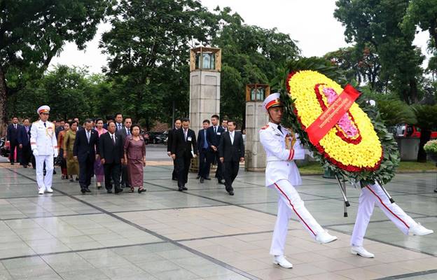  Chủ tịch Quốc hội Vương quốc Campuchia Samdech Heng Samrin và Phu nhân đến đặt vòng hoa tại Đài tưởng niệm các Anh hùng liệt sỹ trên đường Bắc Sơn. (Ảnh: Văn Điệp/TTXVN)